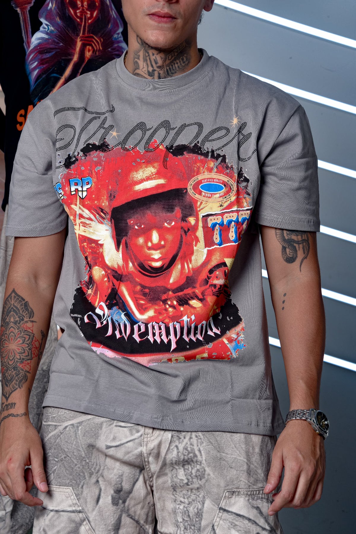 Hombre - Camiseta gris Trooper Redemption + pantalón cargo claro