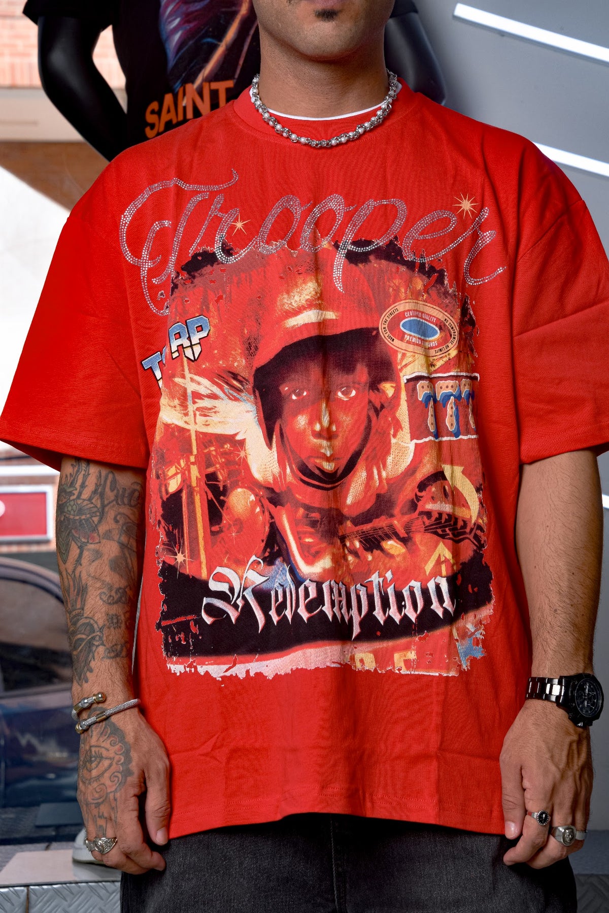 Hombre - Camiseta roja Trooper Redemption + jean negro
